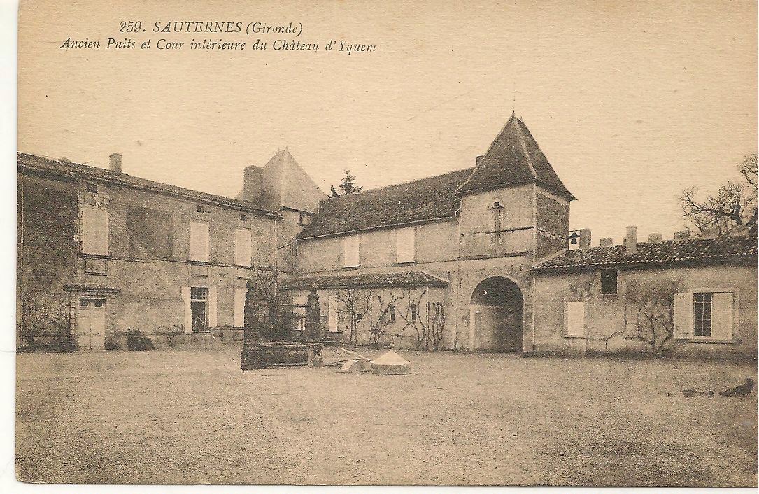 SAUTERNES - ANCIEN PUIts ET COUR INTERIEURE DU CHATEA D'YQUEM - NV