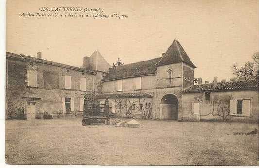 SAUTERNES - ANCIEN PUIts ET COUR INTERIEURE DU CHATEA D'YQUEM - NV