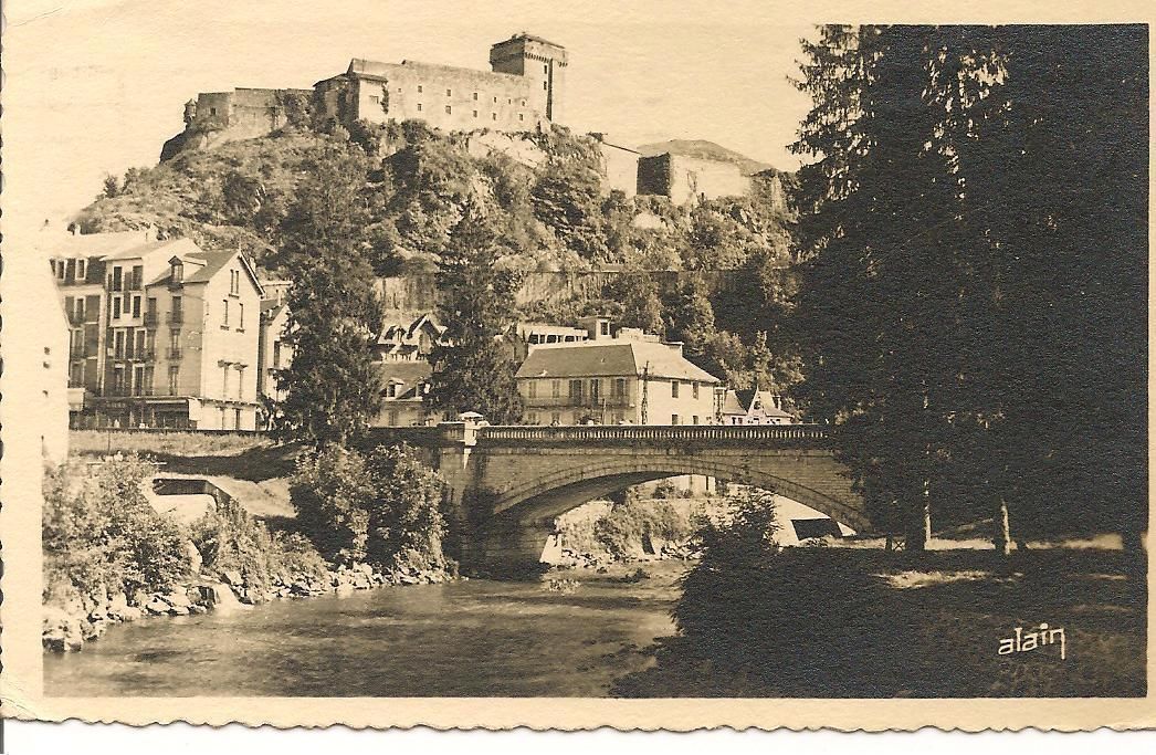 LOURDES - LE CHATEAU ET LE GAVE - V1950
