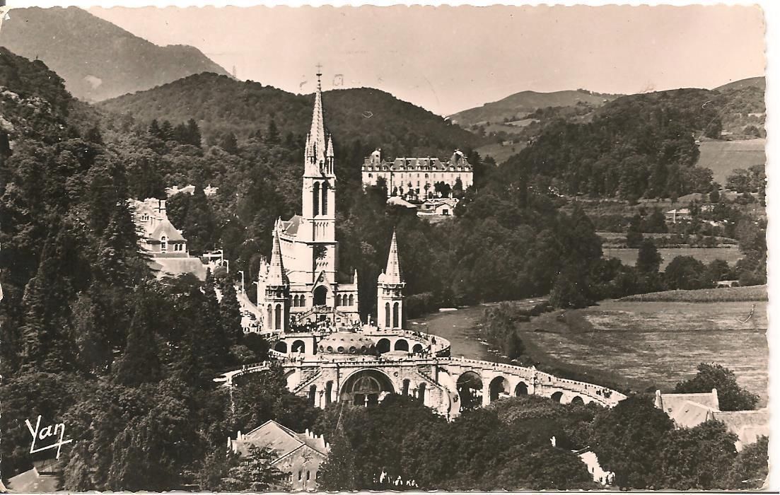 LOURDES - LA BASILICA - V1958